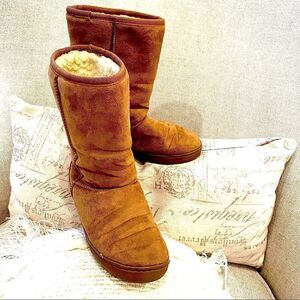 Journee Collection Women’s Boot Beige Color Mid Calf Suede Sherpa Lined  Size 7